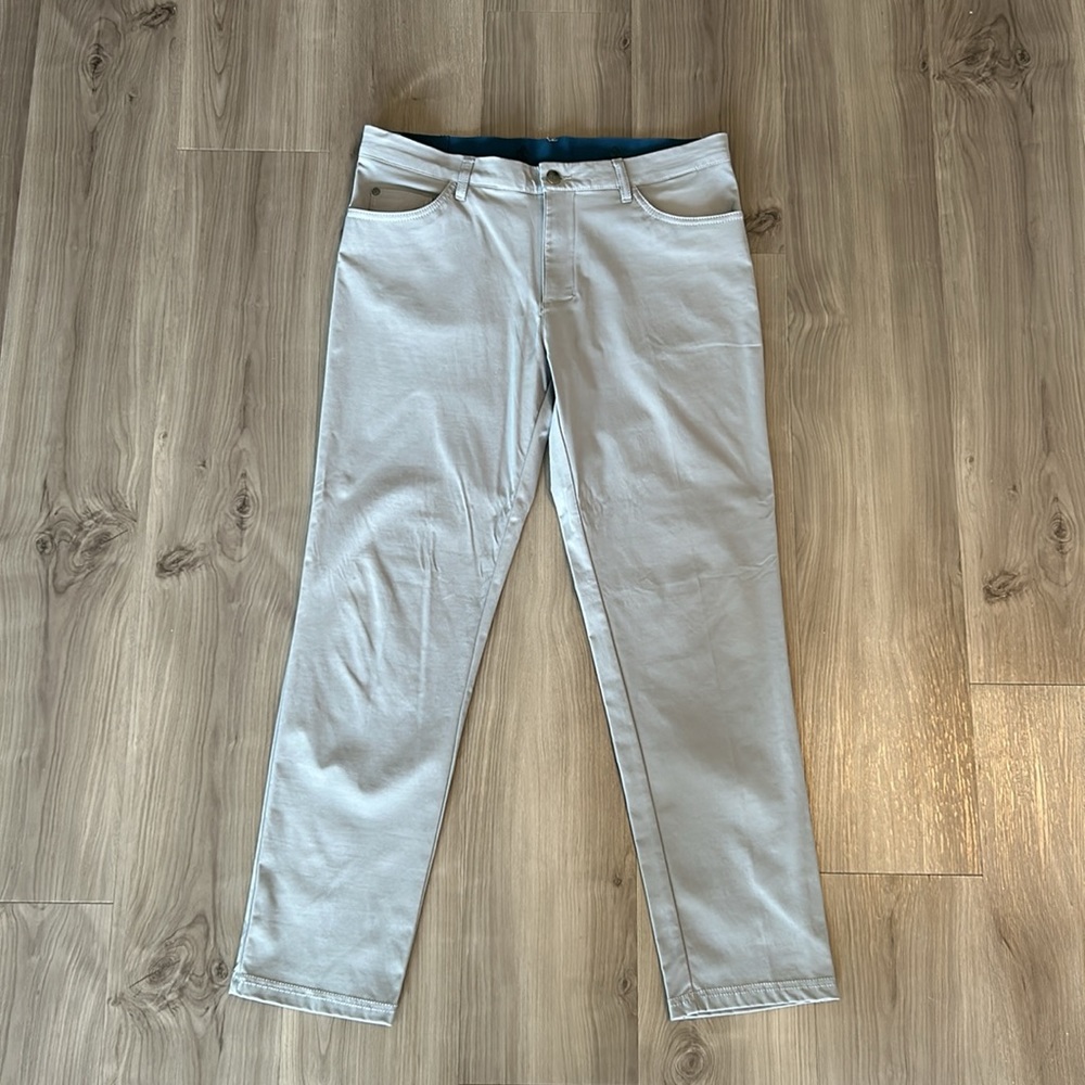 NWOT - Adidas Men’s Go-To 5 Pocket Golf Pants. Tapered Fit. Grey. W32 x L30.